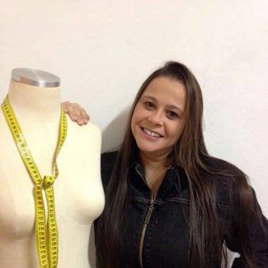 Ana professora de modelagem, corte e costura