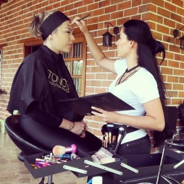 Y A MAKE- UP ARTIST