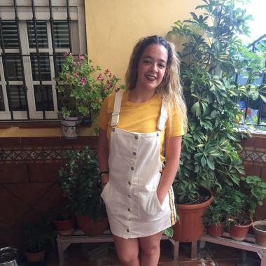 Cuidadora de niños y ancianos.
