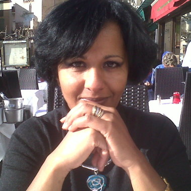 Faiza femme au foyer - traduction