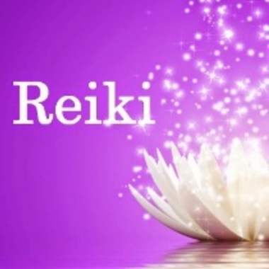 Terapeuta de Reiki con gemas