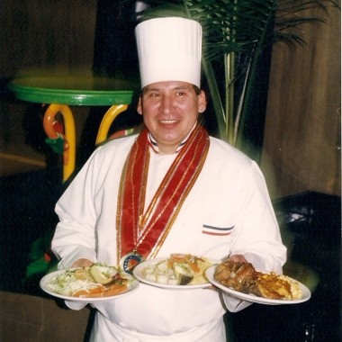Chef profesional da servicio de catering