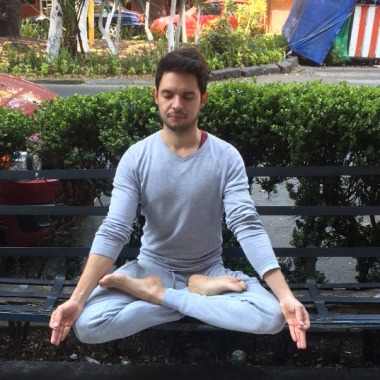 Daniel arredon  maestro de yoga