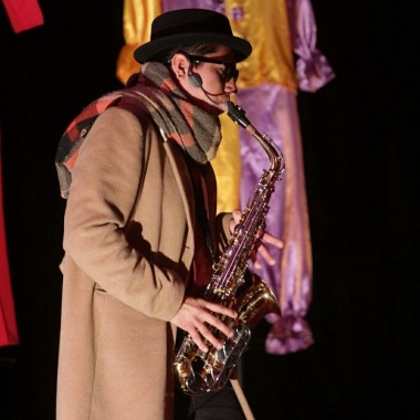 Profesor de artes escénicas y canto.