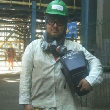 Soldador calificado en procesos mixtos 6G.