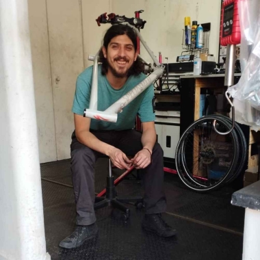 Entre ejes taller y tienda de bicicletas