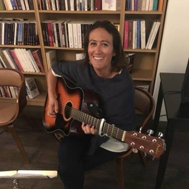 Professora de Música: Guitarra e Teclado