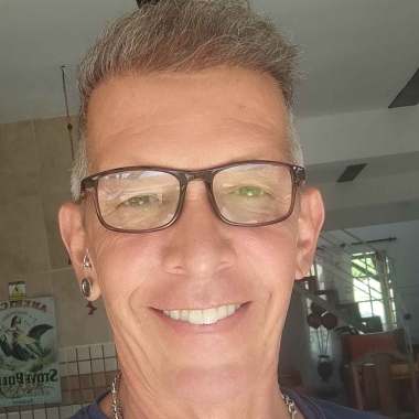 Carlos ospina estilista maquillador