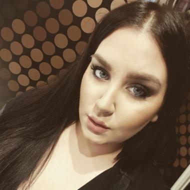Професионален гримьор Никол Нинчева