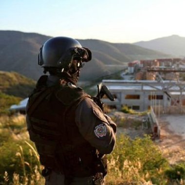 Busco trabajo soy ex policia nacional