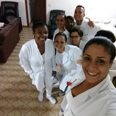 Equipe de cuidadores idoso e infantil