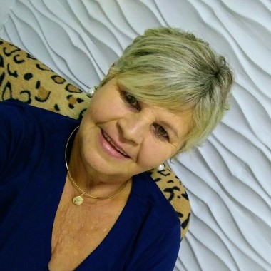 Cuidadora de idosos, dama de companhia, secretária