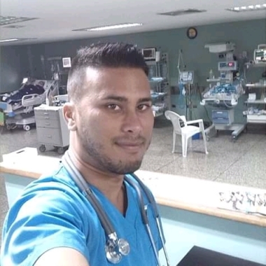 Soy enfermero intensivista y aparte me especializo en el cuidado del adulto mayor