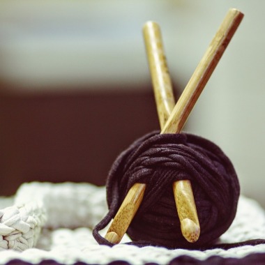 Propose des tricots faits main ainsi que des cours de tricot