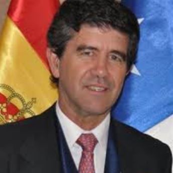 Dr. Roberto Nicholson