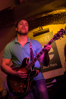 Pro donne cours de guitare et de Ukulélé pour 25€ sur Paris et Saint-Mandé