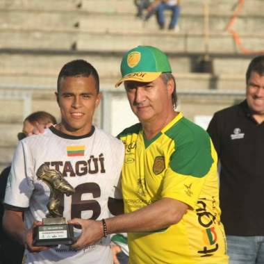 Entrenador Andres Velez
