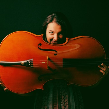 Músico-Violoncellista, cantante, arreglista.