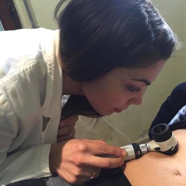 Dott.ssa Alessandra Capo, Specialista in Dermatologia e Venereologia, Dottore di ricerca in Immuno-infettivologia clinica