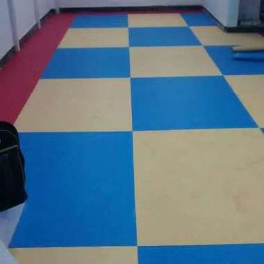 Vinyl flooring installer 