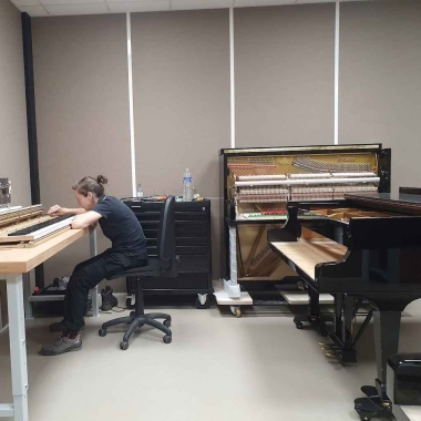 112Piano |  Gedpl. pianostemmer en senior Steinway technicus