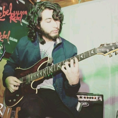 Profesor de Guitarra Eléctrica y Clásica Lcdo Carlos Andres Grijalva