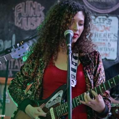 Victoria Villanueva cantautora