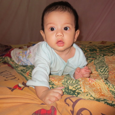 Modesti pengasuh anak