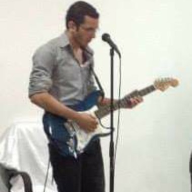 Soy musico cristiano doy clases , canto y toco la guitarra electrica