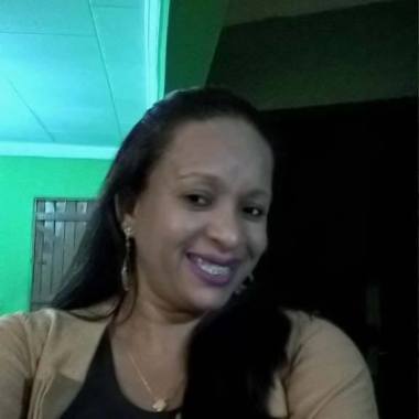 Neia cuida de crianças