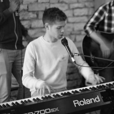Timothée professeur de musique (piano, batterie) et langue ( natif espagnole et anglais )