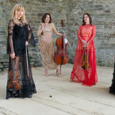 Innovative String Queens