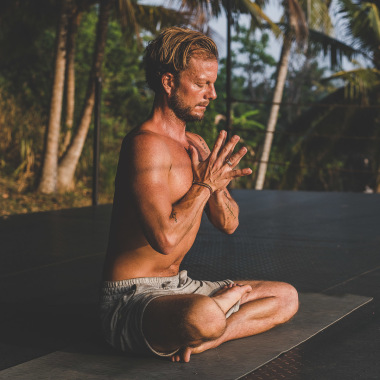 Professeur de yoga certifié 550H par Yoga alliance, masseur ( fédération suisse)