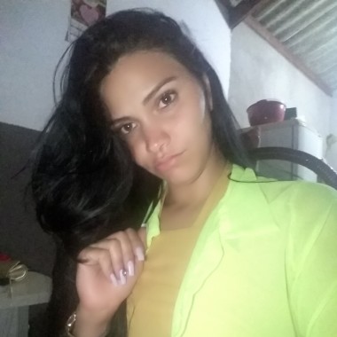 Sou Bordadeira em pedrarias em geral so  proficional