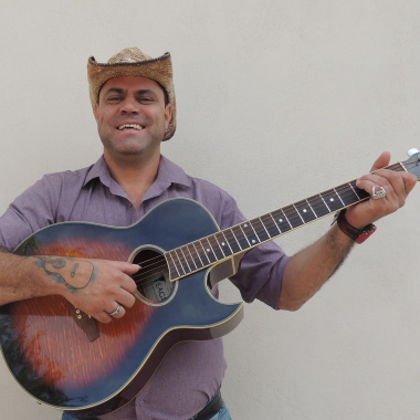 Júlio Tavares  voz, violão e viola