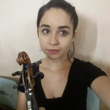 Professora de musicalização, violino