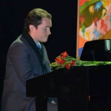 Profesor de piano y pianista  profesional-arreglista de musica coral y orquestada