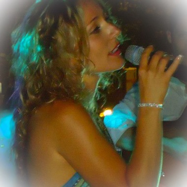 Karine chanteuse de variétés internationales