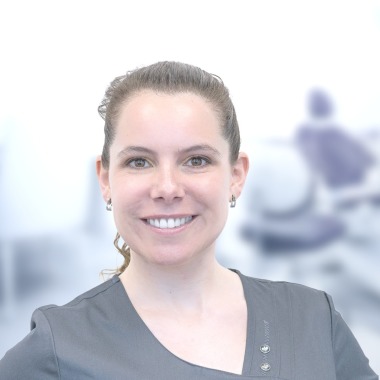 Verónica Viñuela, Endodoncista