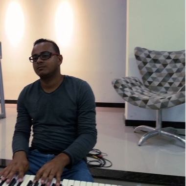 Professor de música, produtor musical e freelancer