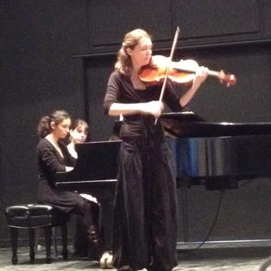 Professeure diplômée donne cours d'alto, de violon et de solfège