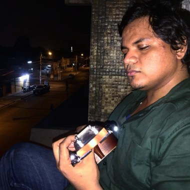 Clases de guitarra, ukelele y canto básicas.