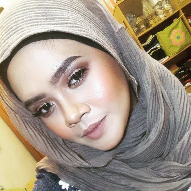 Zyla Ayunie Makeup Artist